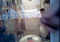 Trong phòng tắm một phim sex co trang nhat ban chai