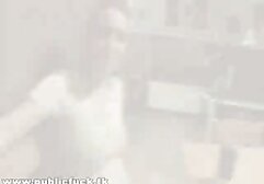 Tìm thấy một cô gái phim mẹ con nhật bản tóc vàng cùn tóc vàng ở phía trước máy quay